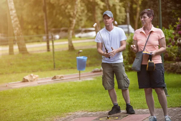 Jonge minigolf speler bereidt zich voor het spel minigolf — Stockfoto