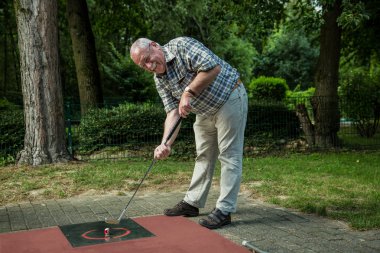 Emekli, minigolf sarayda eğlenceli bir sürü sırasında onun çekim vardır..