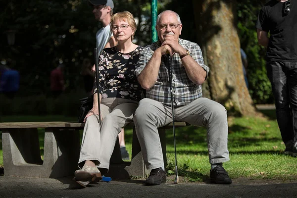 A játék a minigolf minigolf bíróságon két nyugdíjasok — Stock Fotó