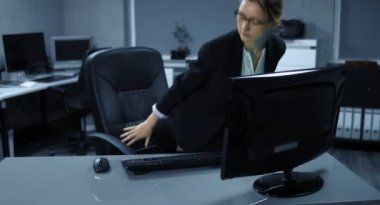 4k: genç bir kadın onun bilgisayar iş istasyonu için oturur ve onu posta okumak ve cevaplamak için başlar