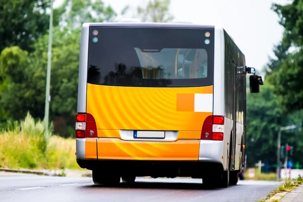 Tyska offentliga buss på väg — Stockfoto