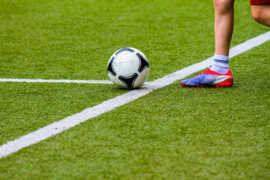 Bir futbol topu ile futbolcu