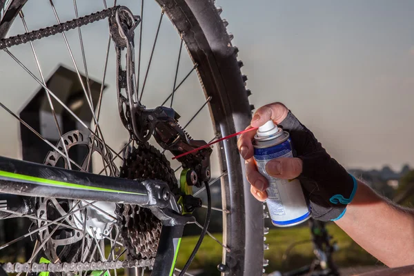 Bike chain oiling — Stock Photo, Image