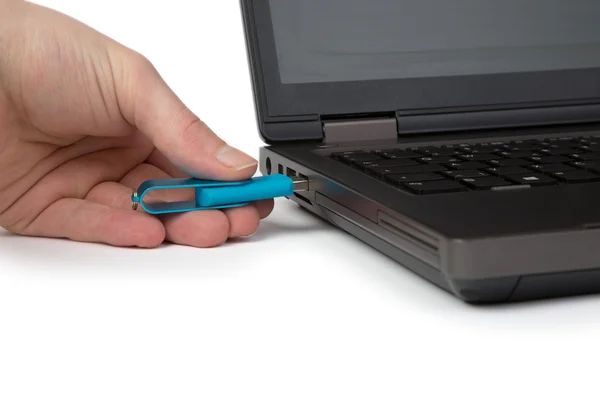 USB Stick εισάγεται ένα σημειωματάριο — Φωτογραφία Αρχείου