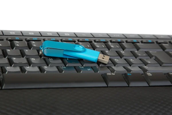 USB Stick που βρίσκεται σε ένα πληκτρολόγιο μαύρο — Φωτογραφία Αρχείου