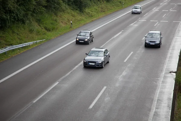 Nasse Autobahn mit Autos — Stockfoto