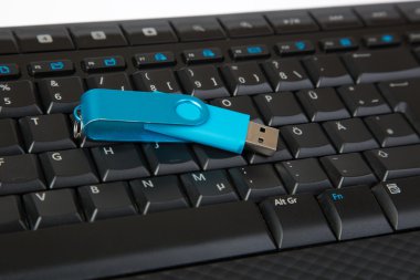 USB Stick üzerinde beyaz izole klavyesindeki mavi