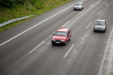 Üç ıslak highway çizgi