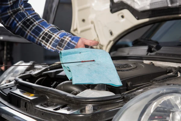 Vérification d'huile de voiture — Photo