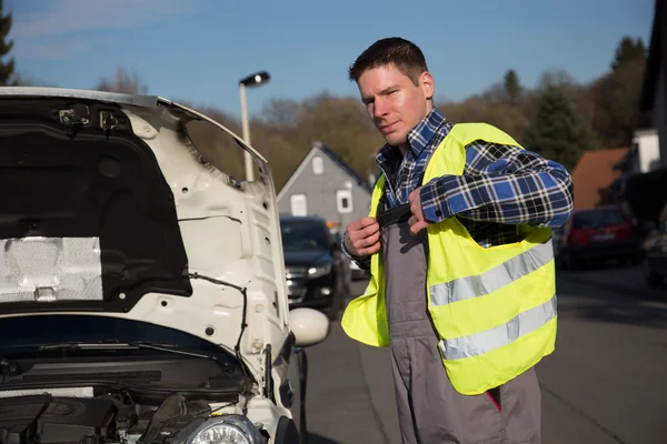 Self safety protection during car maintenance — Stock Photo, Image