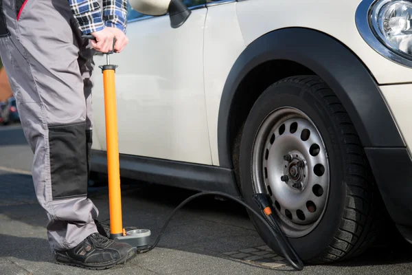 Pumping up a flat tire — Stock Photo, Image