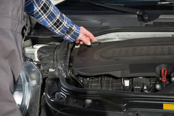 Openen van een auto olie cap — Stockfoto