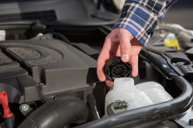 Bir araba motoru su teneke kutu incelemek