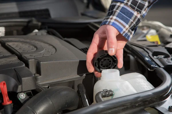 Inspecter une voiture Réservoir d'eau moteur — Photo