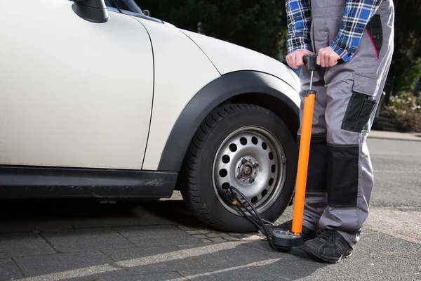 Füllen eines platten Autoreifens — Stockfoto