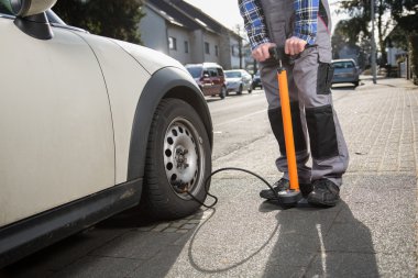 Bir araba lastiği bir arıza sonra pompalama