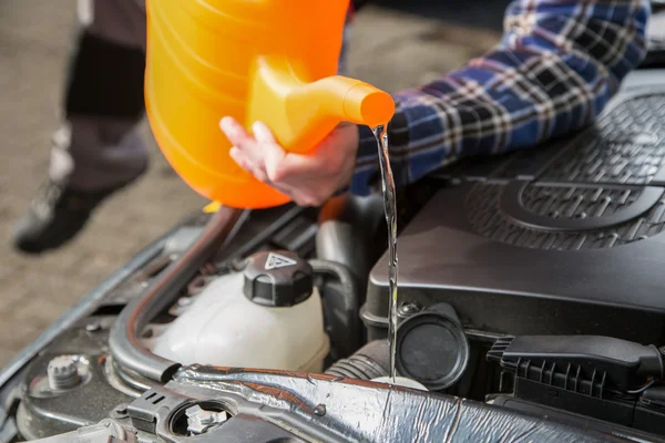 Remplissage du système de refroidissement par eau douce de la voiture — Photo