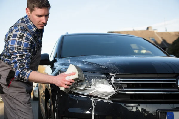 Auto schijnwerper schoonmaken — Stockfoto