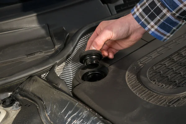 Aprire il tappo dell'olio da un motore di un'auto — Foto Stock