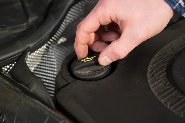 Verifica del livello dell'olio in un motore di un'automobile — Foto Stock