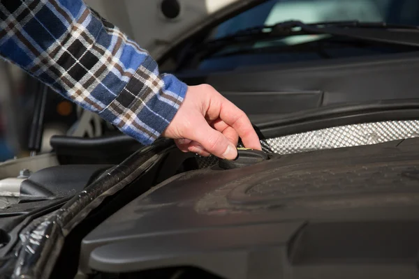 Aprire un tappo dell'olio all'interno di un blocco motore di un'auto — Foto Stock