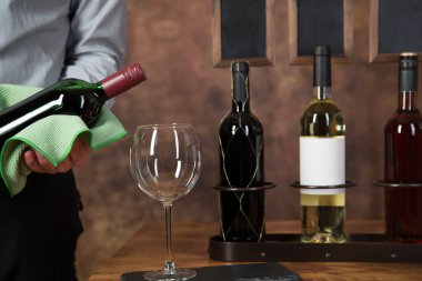 Garson, bir şişe şarap sunuluyor