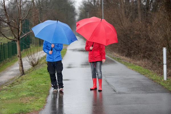Coppia pioggia passeggiata con ombrello — Foto Stock