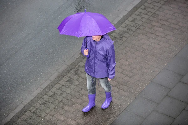 Woman on the sidewalk with umbrella — Stock Photo, Image