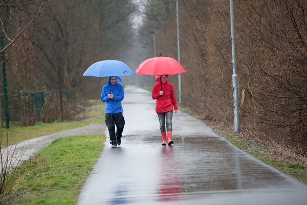 在雨中散步的夫妻 — 图库照片