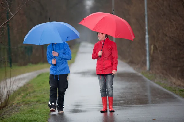 Paar plaudert im Regen — Stockfoto