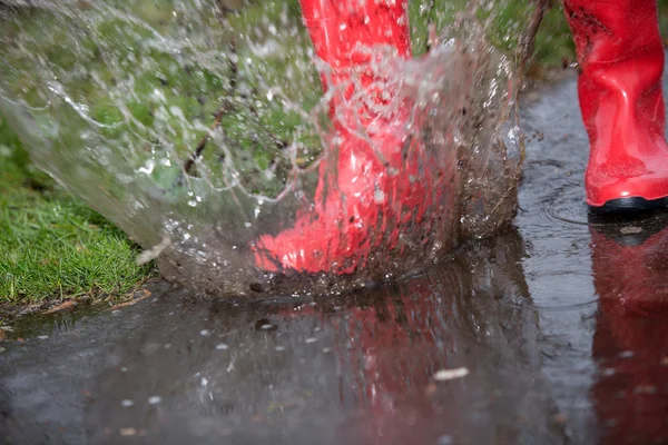 Salta in una grande pozzanghera dopo la pioggia — Foto Stock