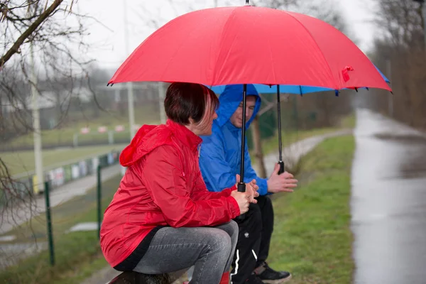 Discussion in the rain — Stock Photo, Image