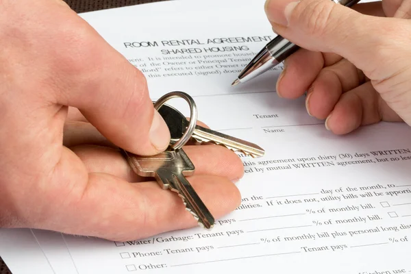 Room Rental agreement document with keys and pen — Stock Photo, Image