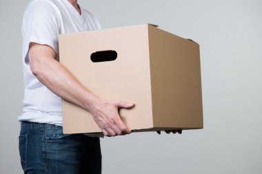 Kadın ağır karton üzerinde izole iki eliyle taşıyor 