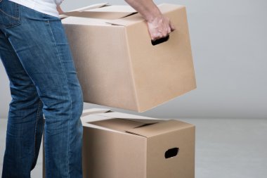 Bir yeniden konumlandırma için yığın iki ağır cardboxes.