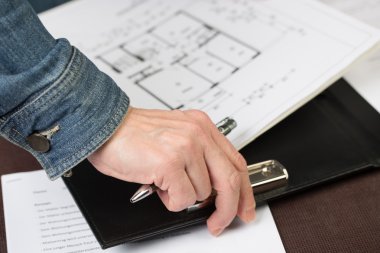 Kadın mimar bir panoya bazı floorplans klipler.