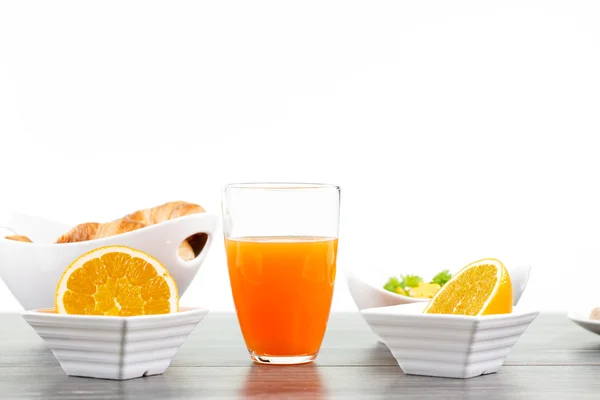 Desayuno fresco y saludable aislado en blanco — Foto de Stock