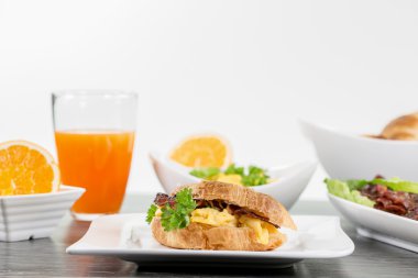 İyi ve sağlam Kahvaltı, üzerinde beyaz izole