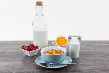 Mısır gevreği, süt, bir woode turuncu meyve sağlıklı kahvaltı