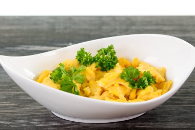 Sahanda yumurta bir kase kısmı