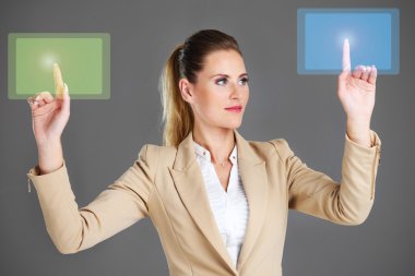 İş kadını ve dokunmatik ekran