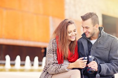 Kamera ile genç Romantik Çift