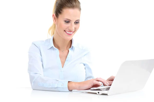 Деловая женщина работает на ноутбуке — стоковое фото