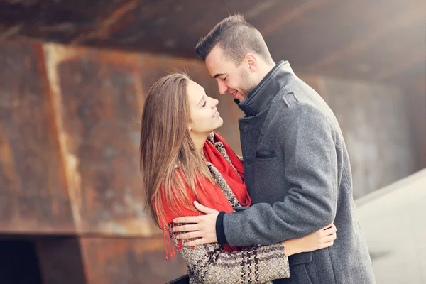 Joven pareja romántica — Foto de Stock