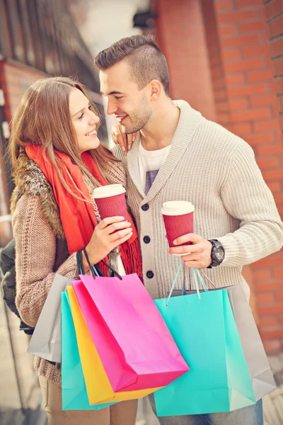 Casal feliz compras na cidade — Fotografia de Stock