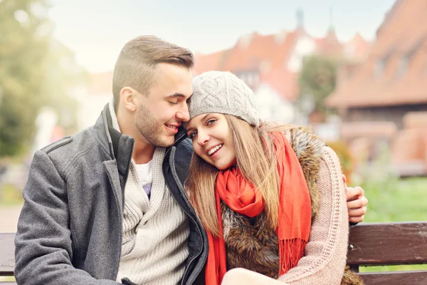 Junges romantisches Paar in der Stadt — Stockfoto