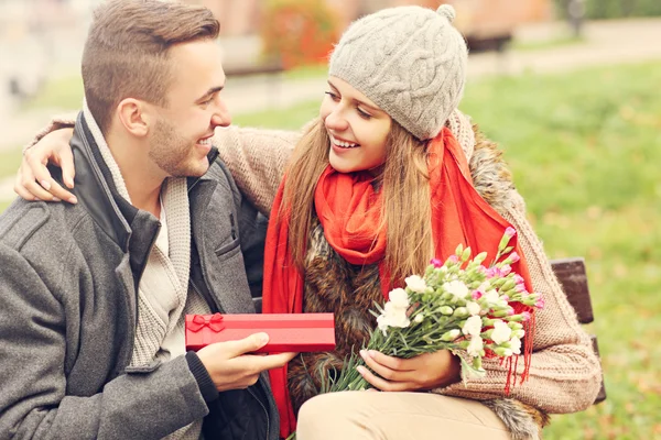 Romantický pár s dárky v parku — Stock fotografie
