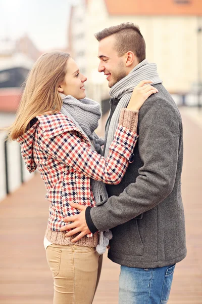 Coppia romantica in città — Foto Stock