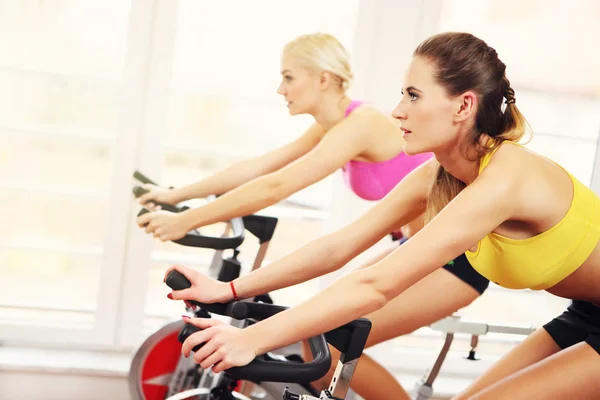 Deportiva mujer en spinning clase — Foto de Stock