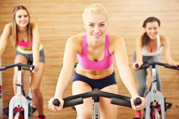 Las mujeres deportivas en la clase de spinning — Foto de Stock